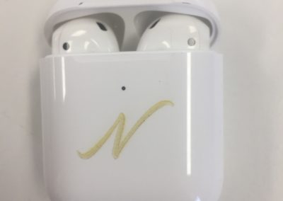 Gravure sur-mesure boîtier airpods et écouteurss